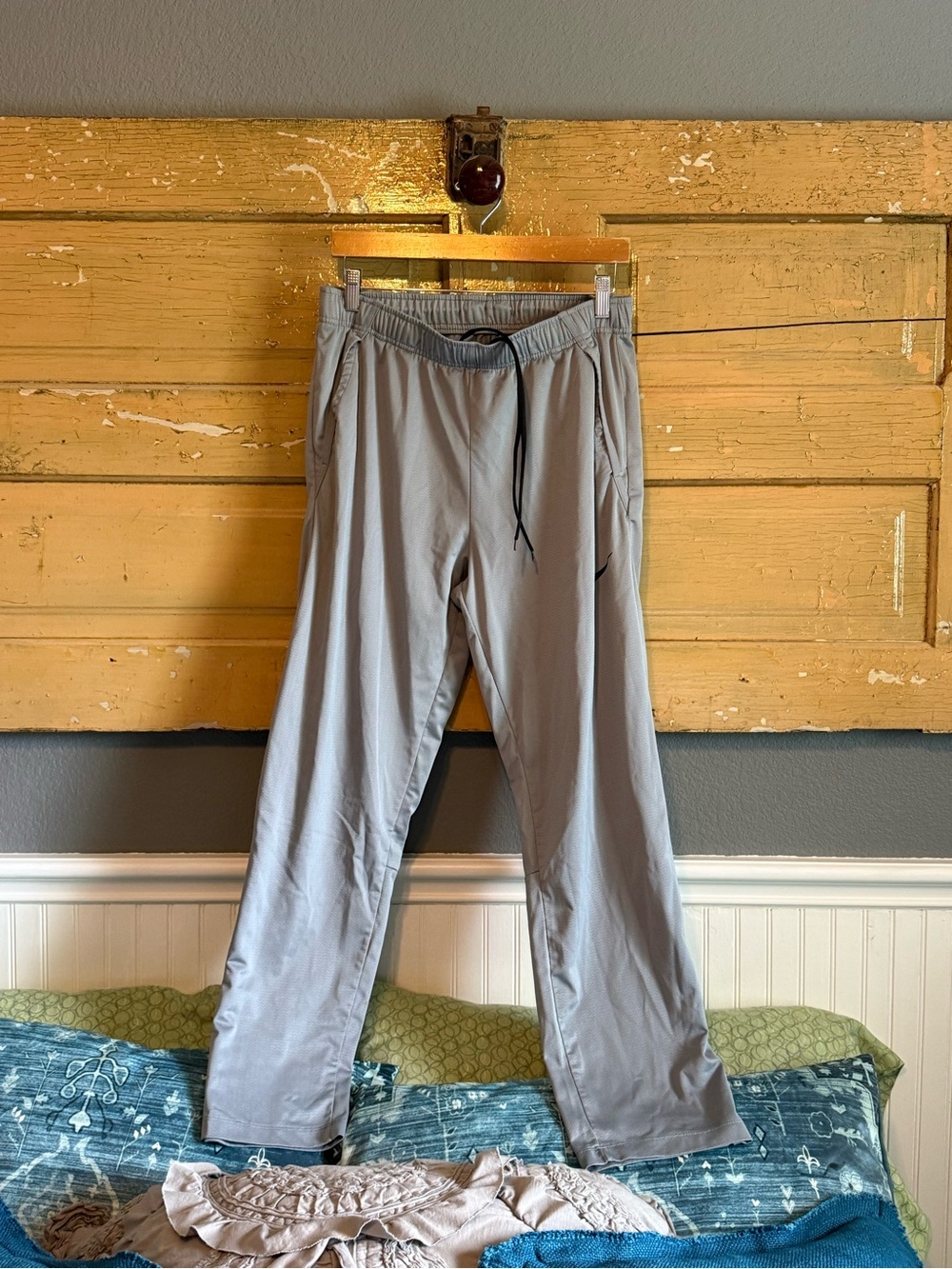 Nike Men's Light Gray Athletic Joggers